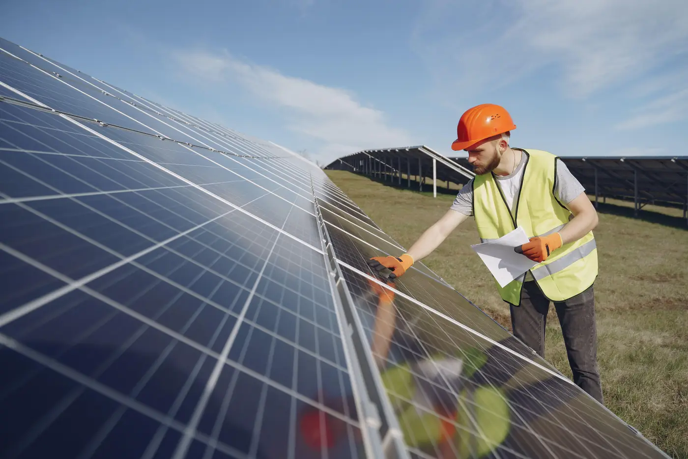 Técnico inspecionando módulos de um sistema fotovoltaico em campo na região de Sorocaba